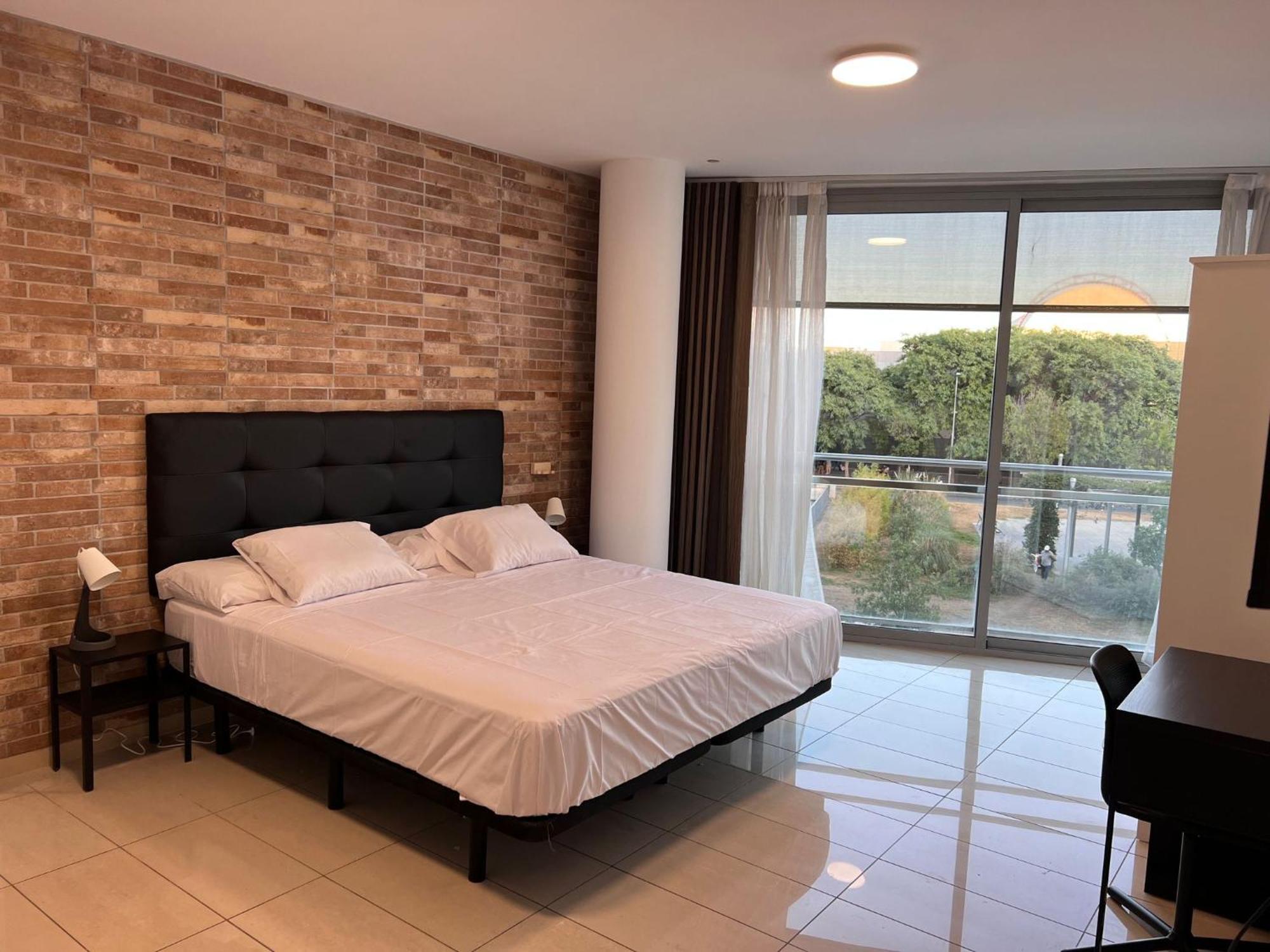 Fira Gran Via 2 - Private Rooms In A Shared Apartment - Habitaciones Privadas En Apartamento Compartido L'Hospitalet de Llobregat Dış mekan fotoğraf