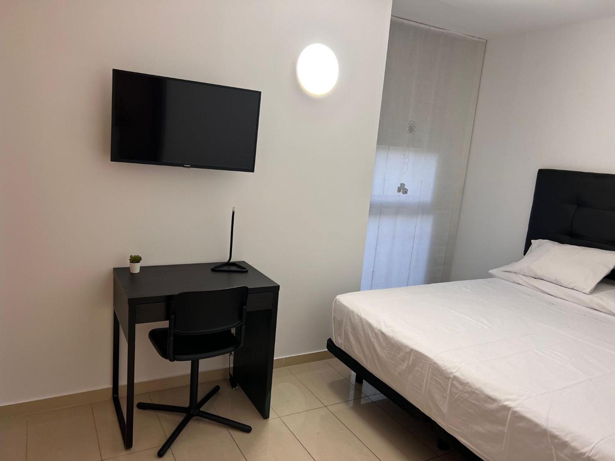 Fira Gran Via 2 - Private Rooms In A Shared Apartment - Habitaciones Privadas En Apartamento Compartido L'Hospitalet de Llobregat Dış mekan fotoğraf