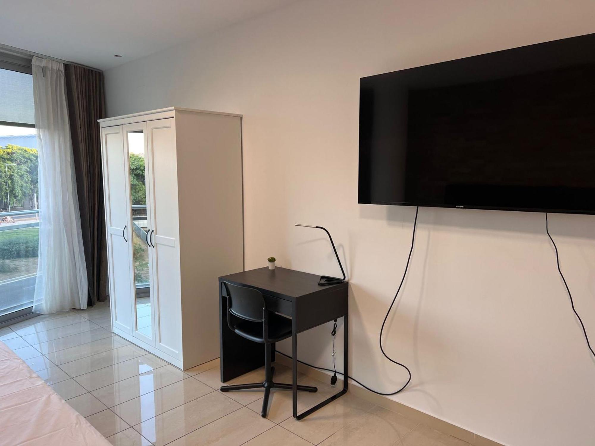 Fira Gran Via 2 - Private Rooms In A Shared Apartment - Habitaciones Privadas En Apartamento Compartido L'Hospitalet de Llobregat Dış mekan fotoğraf