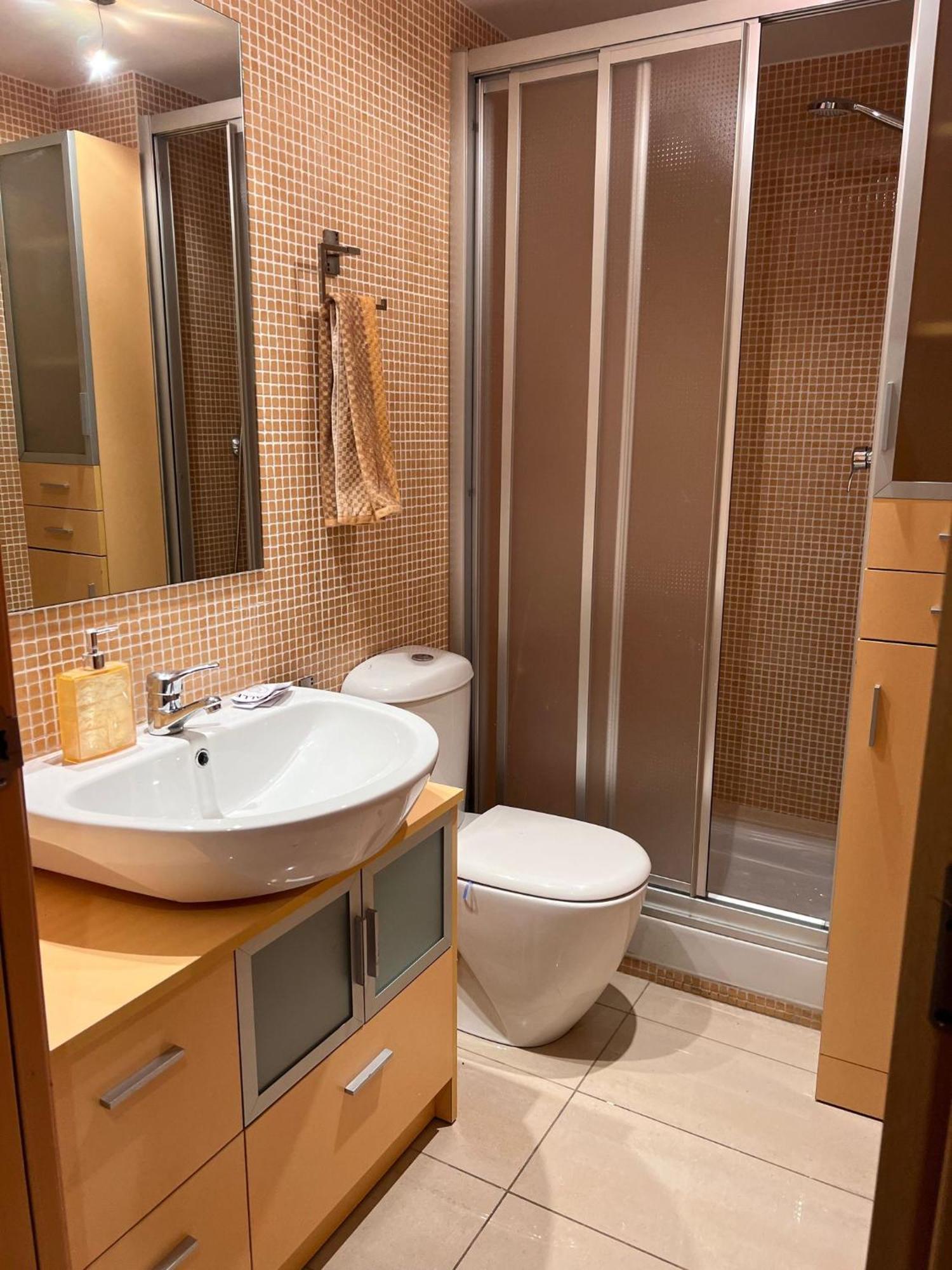 Fira Gran Via 2 - Private Rooms In A Shared Apartment - Habitaciones Privadas En Apartamento Compartido L'Hospitalet de Llobregat Dış mekan fotoğraf