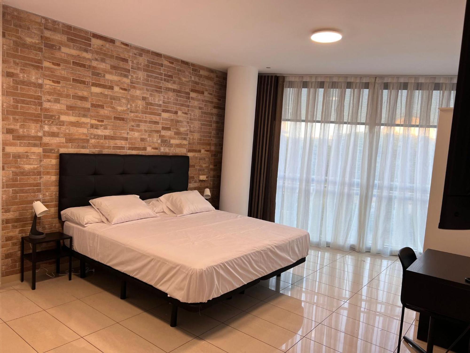 Fira Gran Via 2 - Private Rooms In A Shared Apartment - Habitaciones Privadas En Apartamento Compartido L'Hospitalet de Llobregat Dış mekan fotoğraf