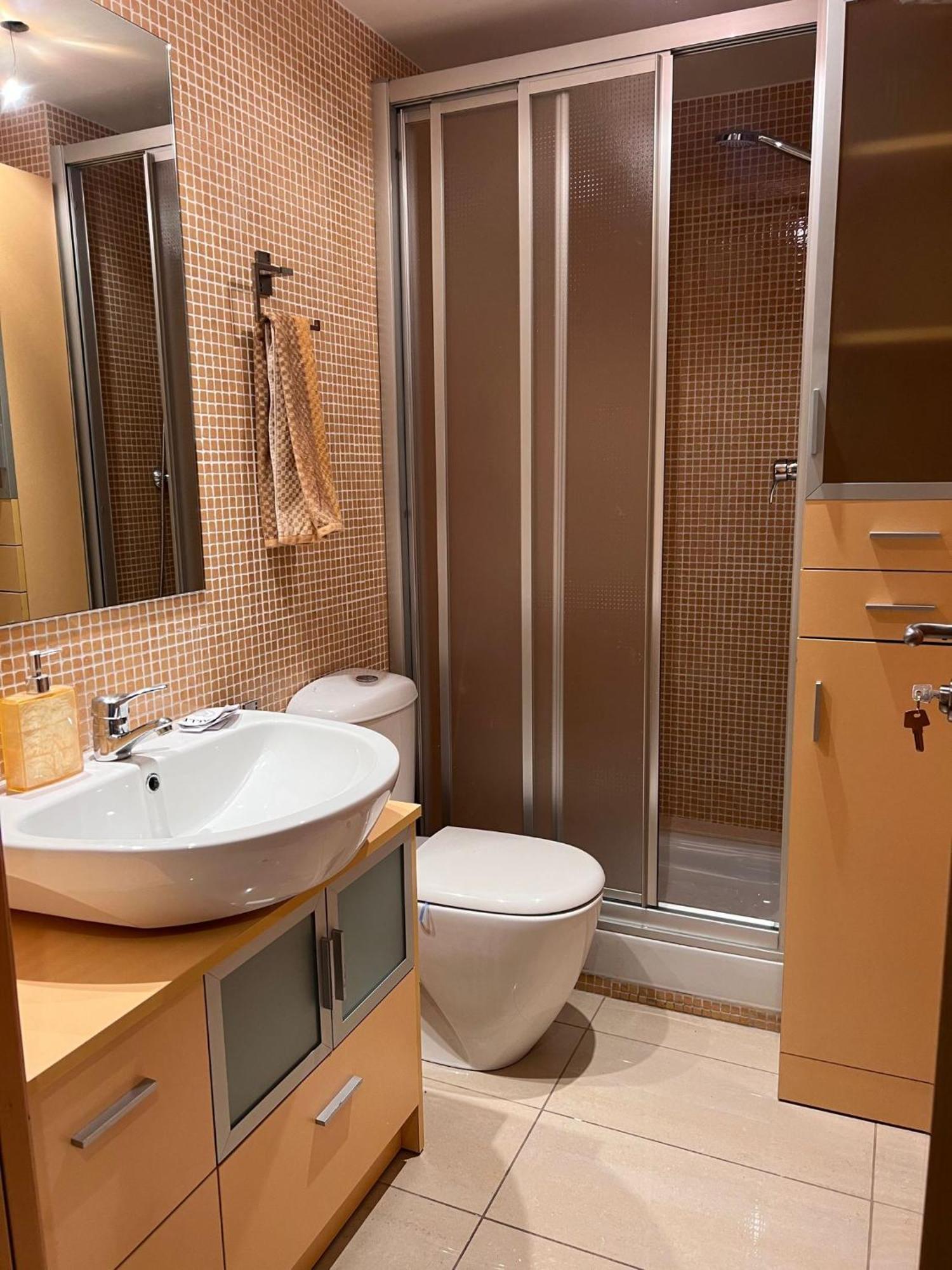 Fira Gran Via 2 - Private Rooms In A Shared Apartment - Habitaciones Privadas En Apartamento Compartido L'Hospitalet de Llobregat Dış mekan fotoğraf