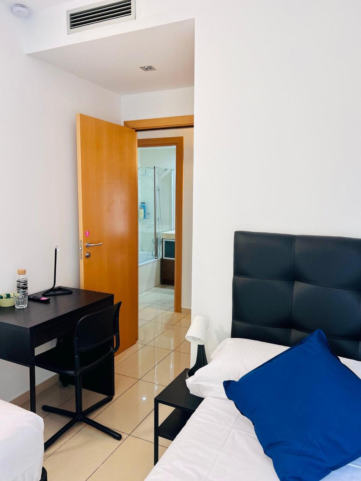 Fira Gran Via 2 - Private Rooms In A Shared Apartment - Habitaciones Privadas En Apartamento Compartido L'Hospitalet de Llobregat Dış mekan fotoğraf