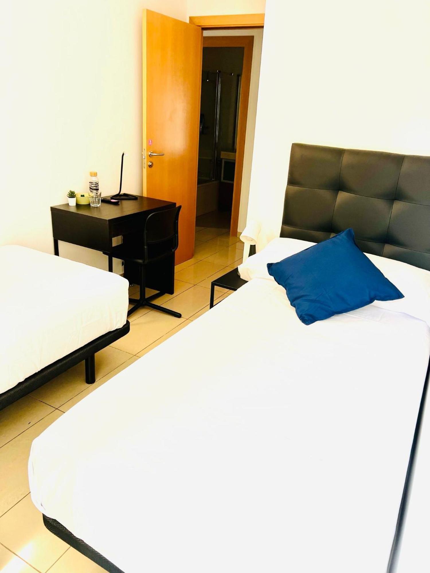 Fira Gran Via 2 - Private Rooms In A Shared Apartment - Habitaciones Privadas En Apartamento Compartido L'Hospitalet de Llobregat Dış mekan fotoğraf