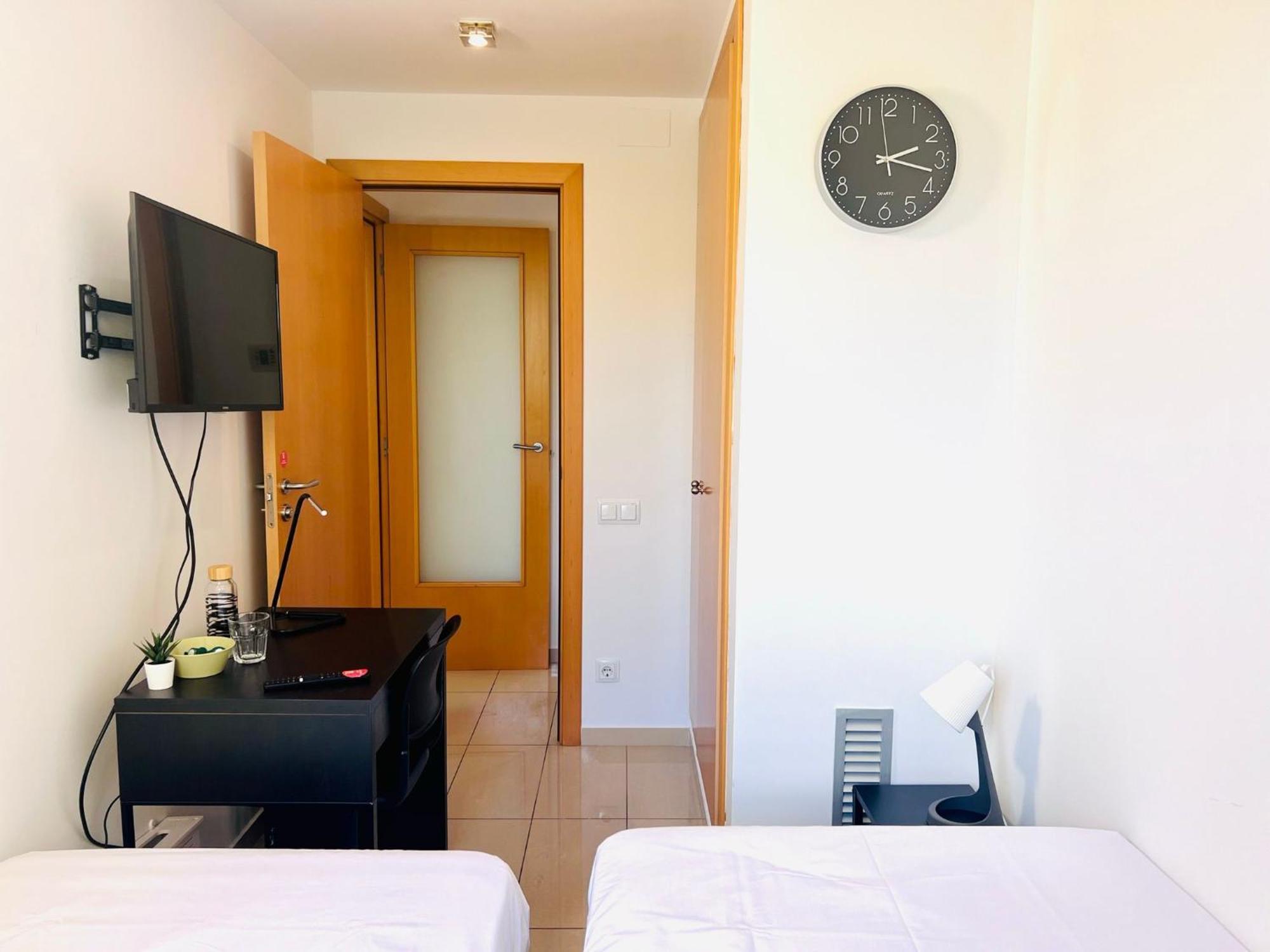 Fira Gran Via 2 - Private Rooms In A Shared Apartment - Habitaciones Privadas En Apartamento Compartido L'Hospitalet de Llobregat Dış mekan fotoğraf