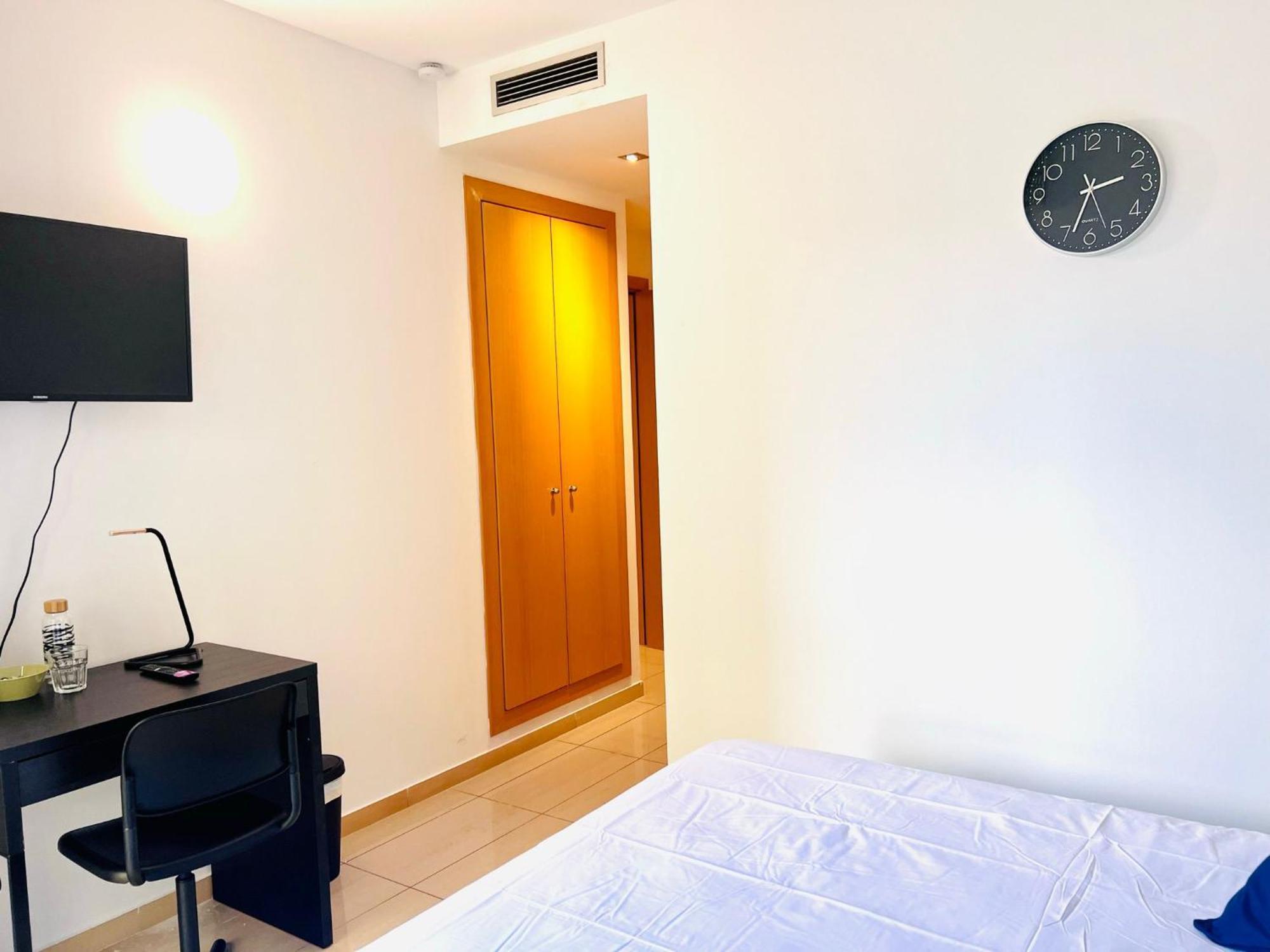 Fira Gran Via 2 - Private Rooms In A Shared Apartment - Habitaciones Privadas En Apartamento Compartido L'Hospitalet de Llobregat Dış mekan fotoğraf