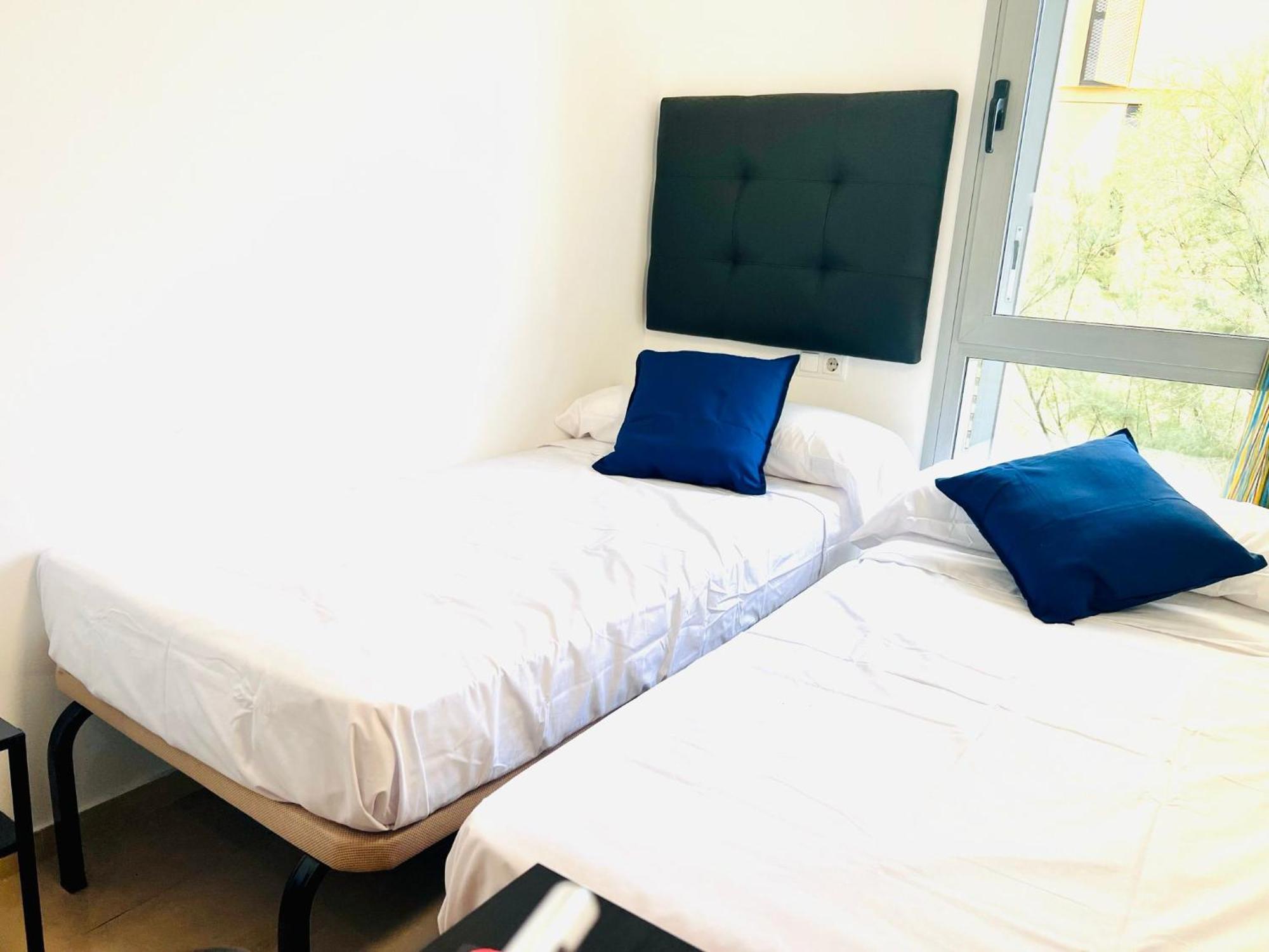 Fira Gran Via 2 - Private Rooms In A Shared Apartment - Habitaciones Privadas En Apartamento Compartido L'Hospitalet de Llobregat Dış mekan fotoğraf