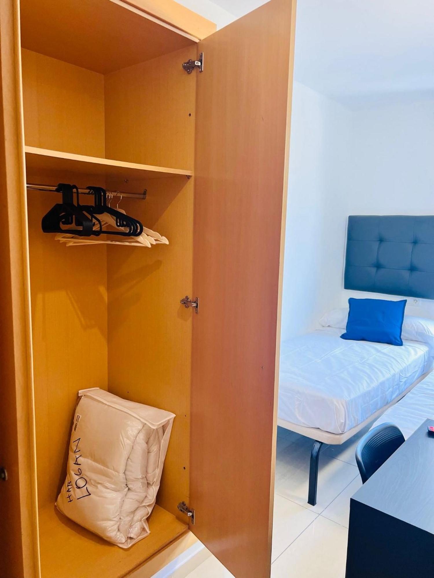Fira Gran Via 2 - Private Rooms In A Shared Apartment - Habitaciones Privadas En Apartamento Compartido L'Hospitalet de Llobregat Dış mekan fotoğraf