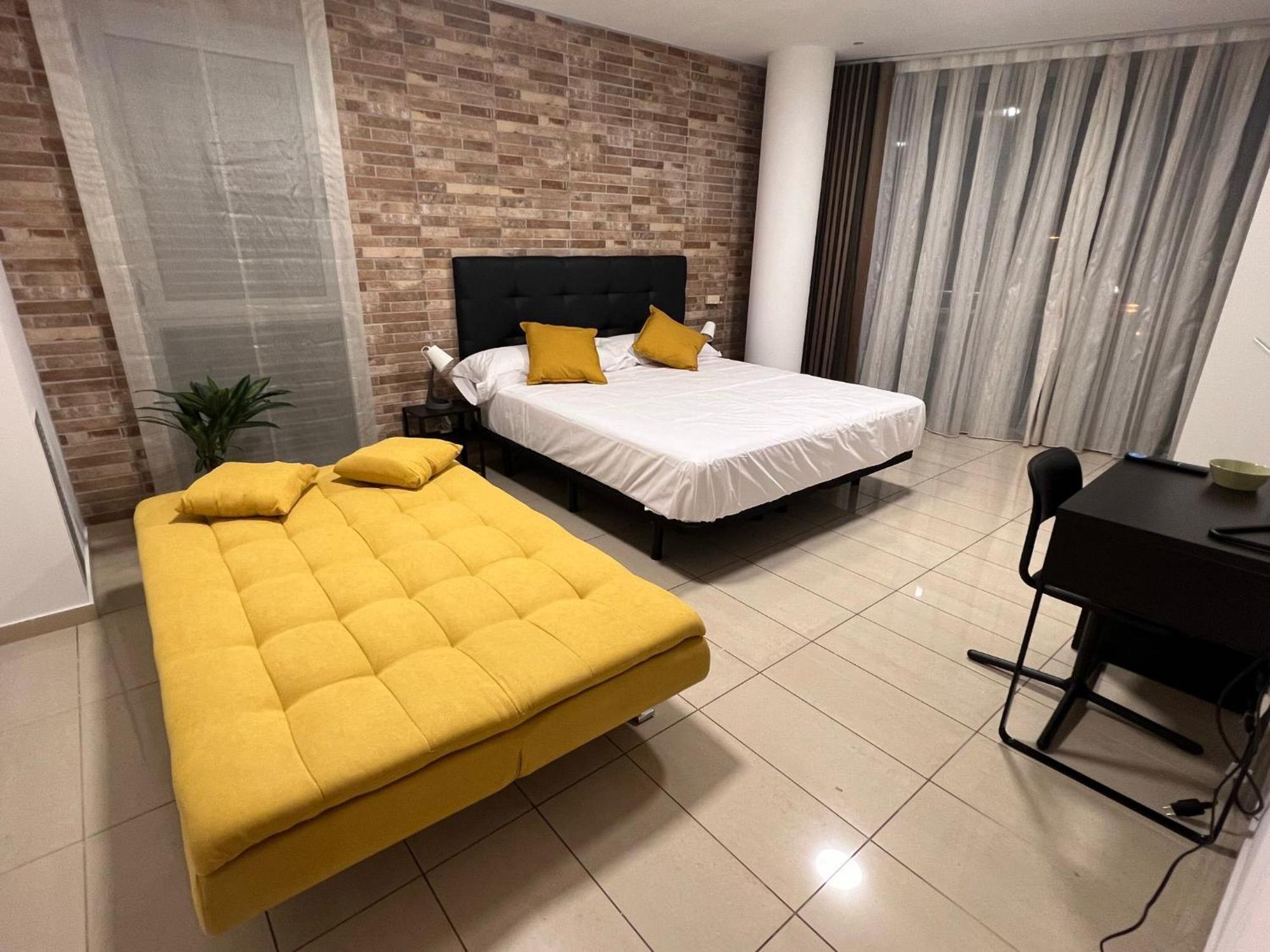 Fira Gran Via 2 - Private Rooms In A Shared Apartment - Habitaciones Privadas En Apartamento Compartido L'Hospitalet de Llobregat Dış mekan fotoğraf