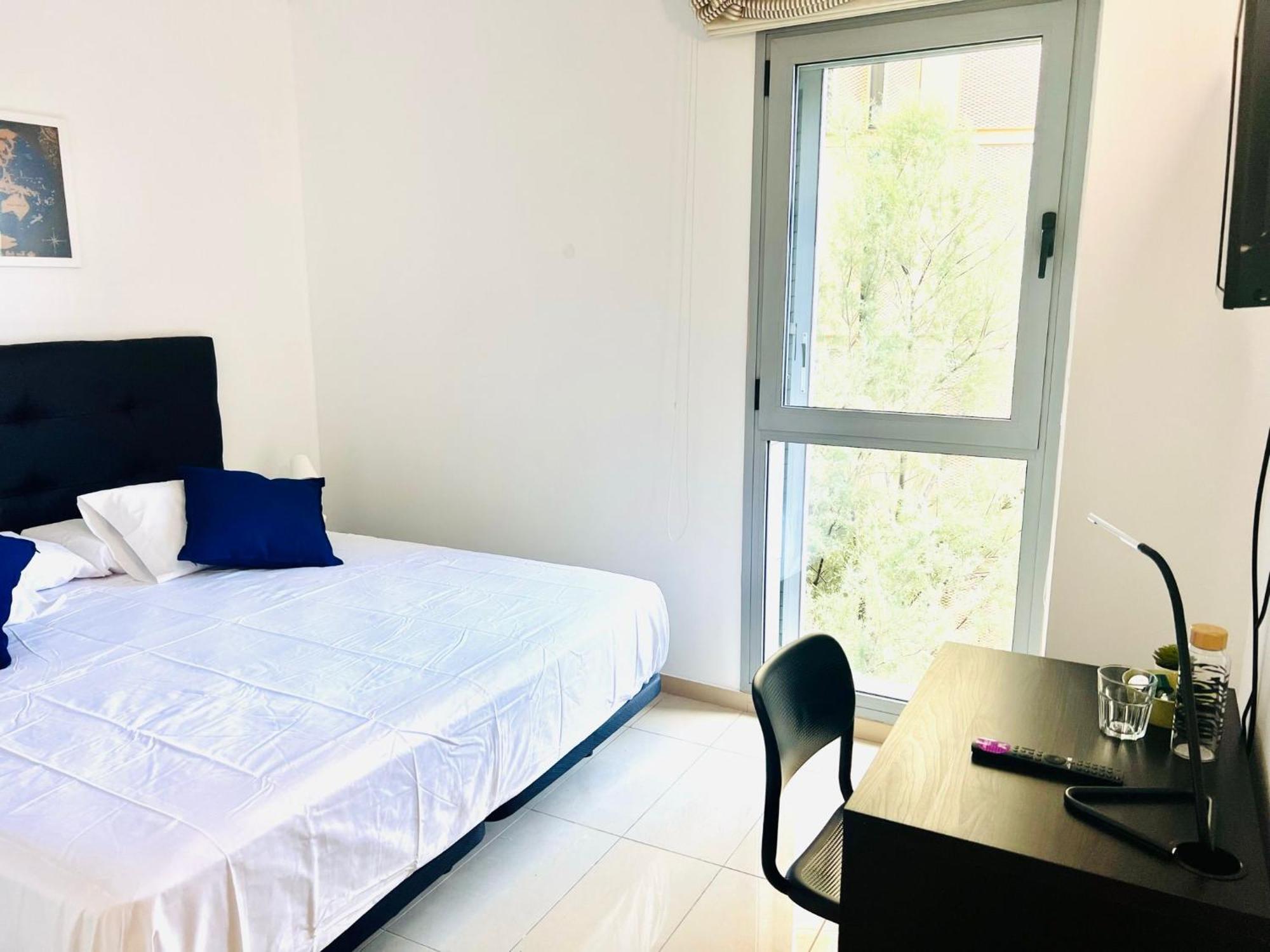 Fira Gran Via 2 - Private Rooms In A Shared Apartment - Habitaciones Privadas En Apartamento Compartido L'Hospitalet de Llobregat Dış mekan fotoğraf