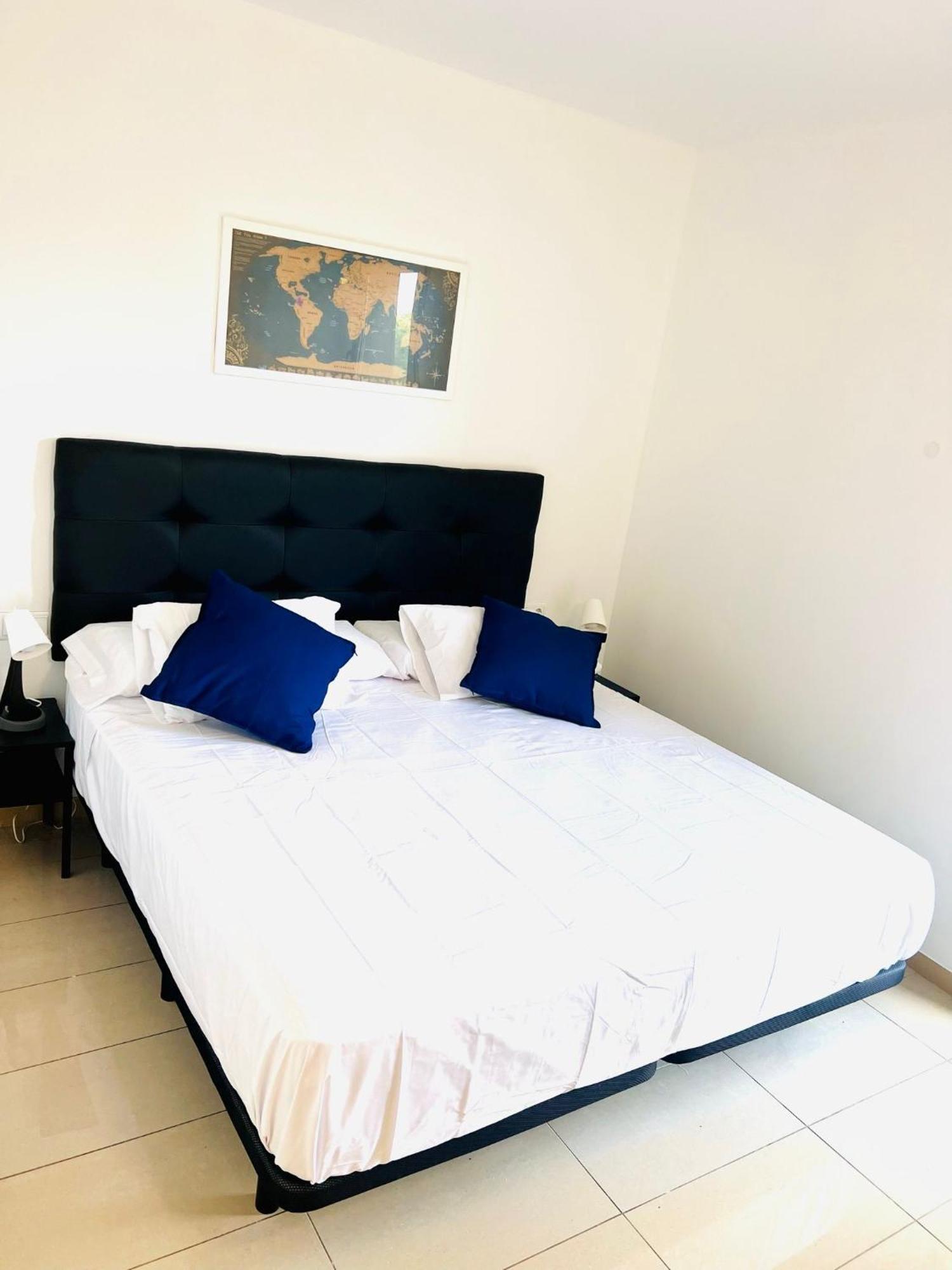 Fira Gran Via 2 - Private Rooms In A Shared Apartment - Habitaciones Privadas En Apartamento Compartido L'Hospitalet de Llobregat Dış mekan fotoğraf