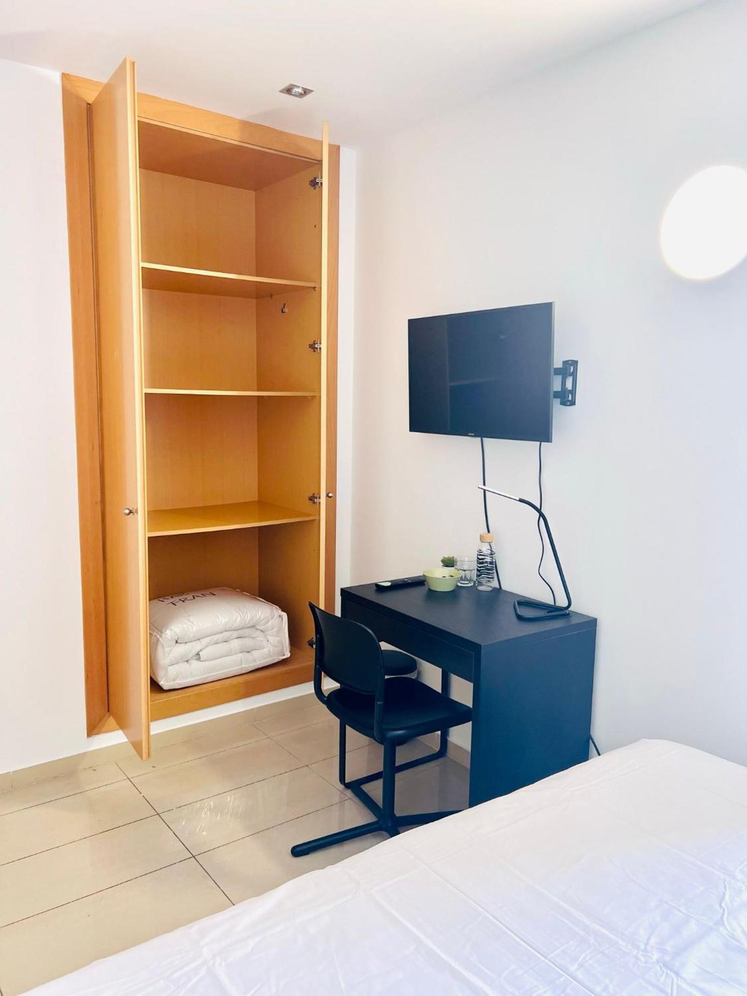 Fira Gran Via 2 - Private Rooms In A Shared Apartment - Habitaciones Privadas En Apartamento Compartido L'Hospitalet de Llobregat Dış mekan fotoğraf